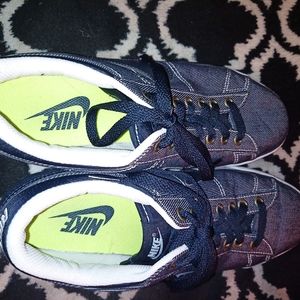 Men's size 9.5 Nike shoes